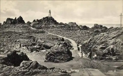 Ak Kanalinsel Jersey, Leuchtturm La Corbiere, Küstenstraße, Felsen, Natur, Menschen