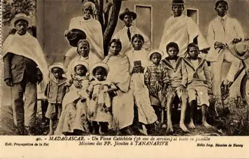 Ak Antananarivo Tananarive Madagaskar, Familienfoto, katholische Mission, Madagascar, 56 Jahre...