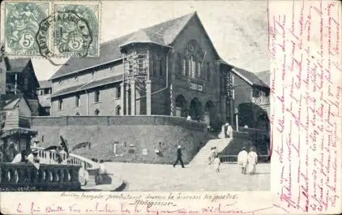 Ak Antananarivo Tananarive Madagaskar, Alter protestantischer Tempel, jetzt Postamt, Menschen,...