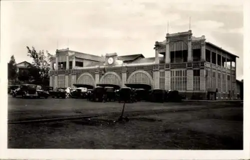 Ak Dakar Senegal, Bahnhof, historische Architektur, Autos, Schwarz-Weiß-Foto