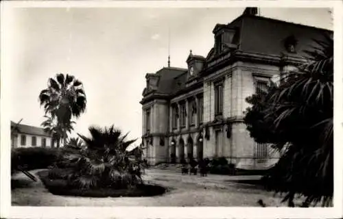 Ak Dakar Senegal, Historisches Gebäude, Palmen, Parkanlage, Schwarzweißaufnahme