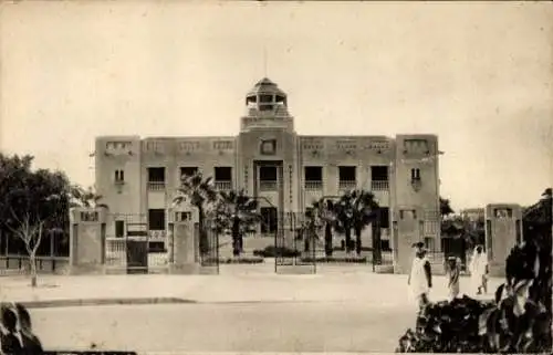 Ak Dakar Senegal, Historisches Gebäude, Palmen, Architektonische Details, Spaziergänger
