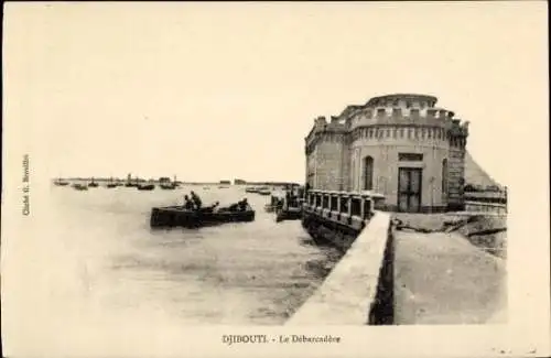 Ak Djibouti Dschibuti, Blick auf Hafen, Boote, historisches Gebäude, Wasser