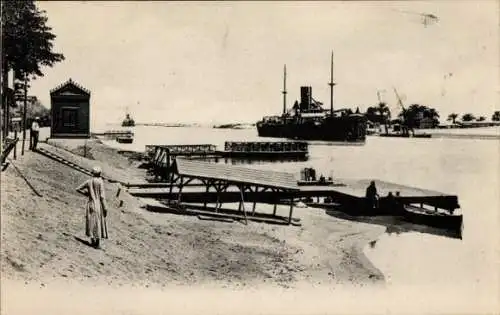 Ak Suez Ägypten, Schiff im Suezkanal, Landseite, Holzstegen, Bauwerk