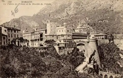 Ak Monaco, Palais du Prince, Montée du Palais, beeindruckende Architektur, Berge im Hintergrund