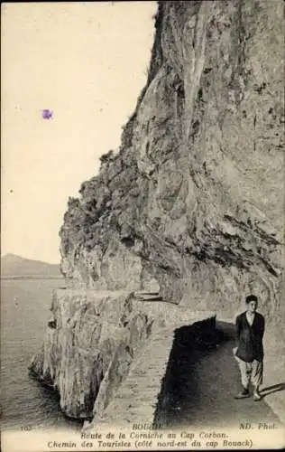 Ak Bougie Bejaia Algerien, Felsenweg, Meerblick, Mann in Anzug,  