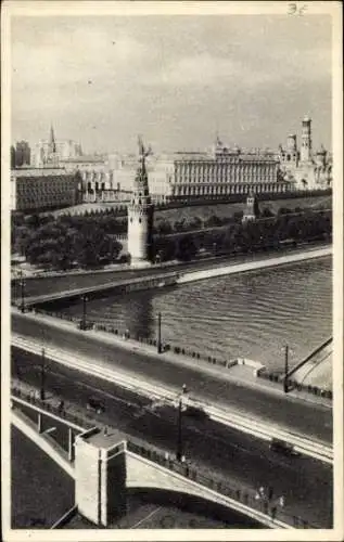 Ak Moskau Russland, Blick auf den Kreml, großer Steinbrücke, Fluss,  Architektur