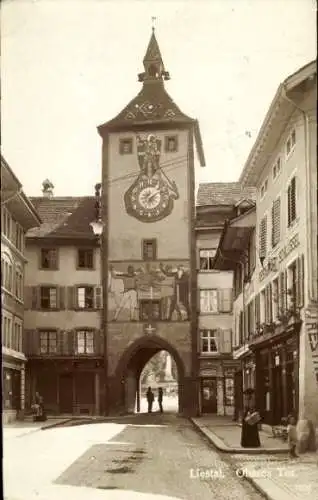 Ak Liestal Kanton Basel Land Schweiz, Oberes Tor,  Gebäude, Uhrturm, malerisch, Strasse