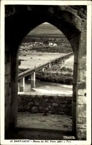 Ak Santarem Portugal, Brücke über den Tejo, Aussicht durch einen Torbogen, Landschaft