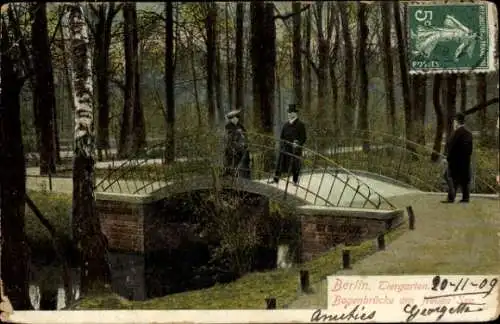 Ak Berlin Tiergarten, Bogenbrücke, Tiergarten, Parklandschaft, Menschen,  