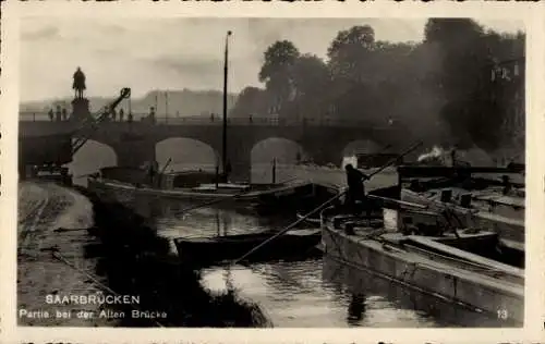 Ak Saarbrücken im Saarland, Partie bei der Alten Brücke, Boote