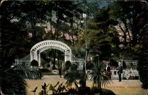 Ak Saarbrücken im Saarland, Stadtpark, Bogen, Bäume, Menschen, Tisch, Stühle, Palmen