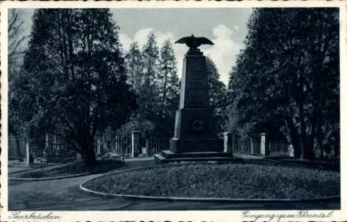Ak Saarbrücken im Saarland, Ehrenmal mit Adler, Eingang zum Ehrental