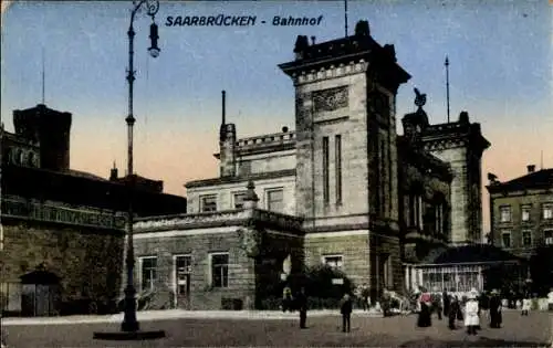 Ak Saarbrücken im Saarland, Bahnhof, Seitenansicht, Passanten