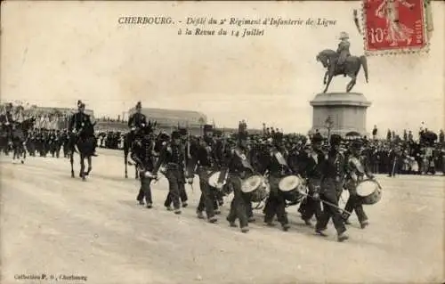 Ak Cherbourg en Cotentin Manche, Parade des Infanterie, Revue du 14 Juillet, Statue, Uniformierte
