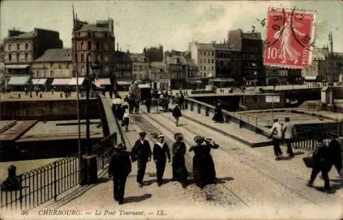 Ak Cherbourg en Cotentin Manche, Historische Hafenansicht, Menschen auf der Straße, Gebäudefronte
