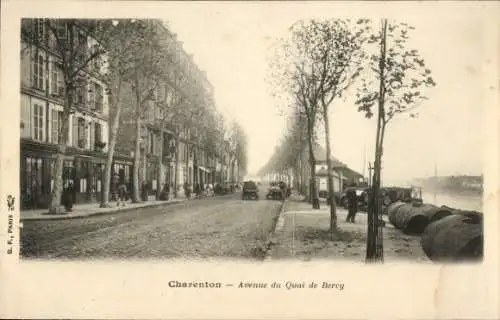 Ak Charenton le Pont Val de Marne, Straße mit Bäumen, Gebäude, Autos, Fluss in der Nähe,  Ansicht