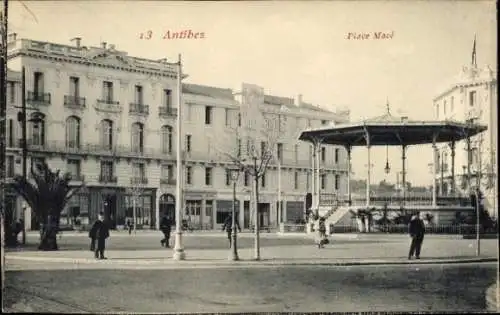 Ak Antibes Alpes Maritimes , Platz mit Pavillon, Gebäude im Hintergrund, Menschen auf der Straße