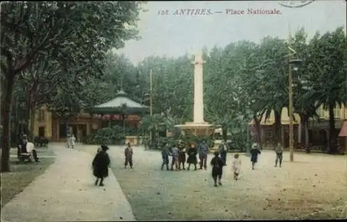 Ak Antibes Alpes Maritimes , Platz Nationale, Brunnen, Gartenpavillon, Menschen, Bäume