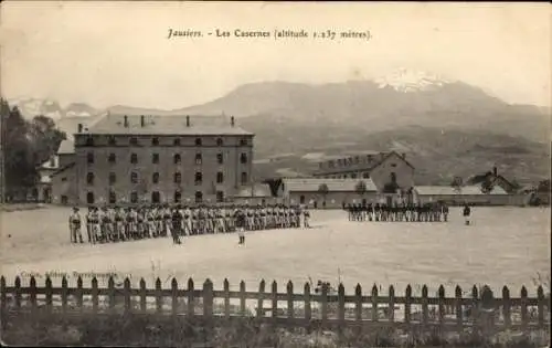 Ak Jausiers Alpes de Haute Provence, Kasernen, Soldaten, Berglandschaft,  