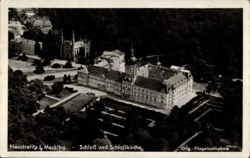 Ak Neustrelitz am Zierker See, Fliegeraufnahme, Schloss, Schlosskirche