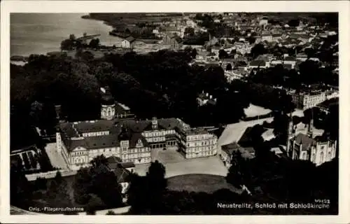 Ak Neustrelitz in Mecklenburg, Schloss, Fliegeraufnahme