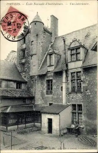 Ak Poitiers Vienne, Ecole Normale d'Instituteurs, Innenansicht, Gebäude mit Türmen und Garten
