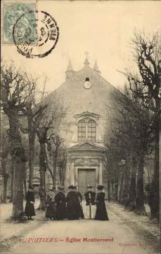 Ak Poitiers Vienne, Église Montierneuf, alte Bäume, Gruppen von Frauen in schwarzer Kleidung