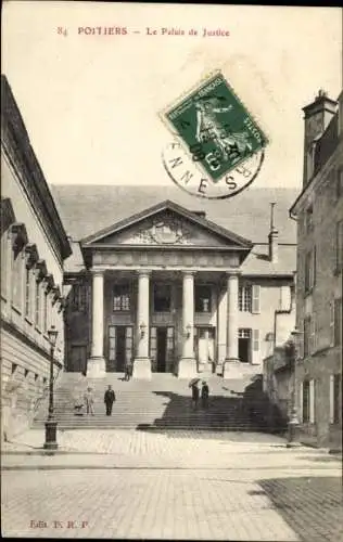 Ak Poitiers Vienne, Palais de Justice,  Architektur, Personen auf Treppe