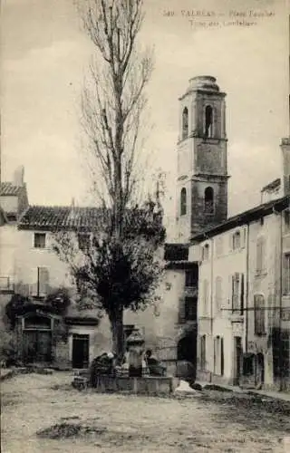 Ak Valréas Vaucluse, Platz Faucher, Turm des Cordeliers, Bäume, Personen am Brunnen