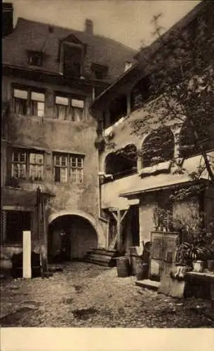 Ak Würzburg am Main Unterfranken, Hofansicht, Gebäude, Steinpflaster, Pflanzen,  Architektur