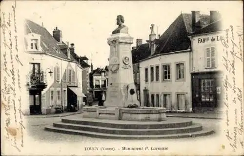 Ak Toucy Yonne, Monument P. Larousse, Stadtplatz, Gebäude im Hintergrund, Schwarz-Weiß Foto