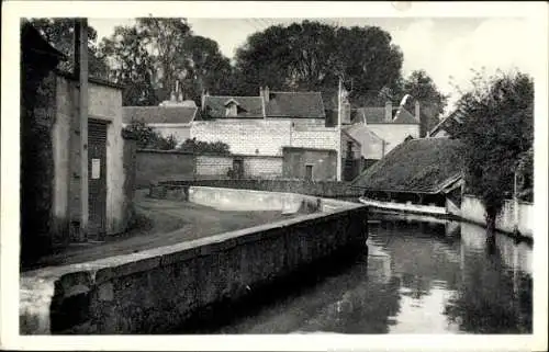 Ak Sens Yonne, Friedlicher Wasserlauf, Gebäude im Hintergrund, ländliche Szenerie