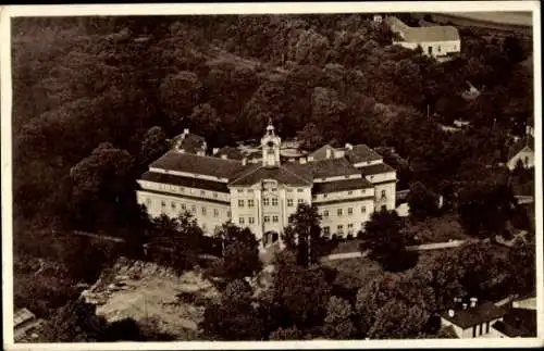 Ak Dahme in der Mark, Luftaufnahme eines Gebäudes, umgeben von Bäumen,  Architektur