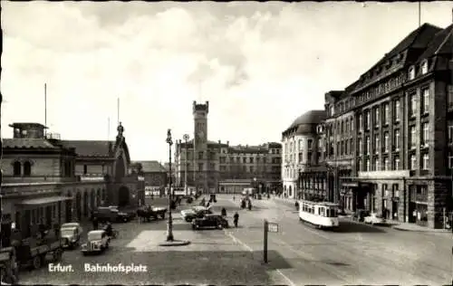 Ak Erfurt in Thüringen, Bahnhof, Bahnhofplatz,  Gebäude, Straßenbahn, Autos