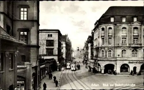 Ak Erfurt in Thüringen, Blick zur Bahnhofstraße,  Gebäude, Straßenbahn, Menschen auf der Straße