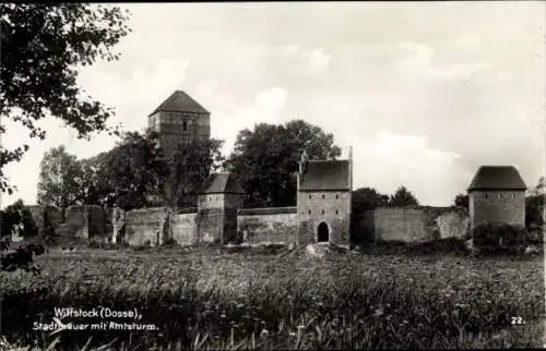 Ak Wittstock Dosse in der Prignitz, Stadtmauer mit Amtsturm, Fotografische Ansicht