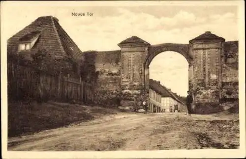 Ak Templin in der Uckermark, Neues Tor,  Architektur, Straßenansicht, ländliche Umgebung