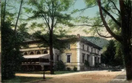 Ak Bad Freienwalde an der Oder, Vorderansicht eines Gebäudes, Bäume, Sonne, Fassade, Kurhaus