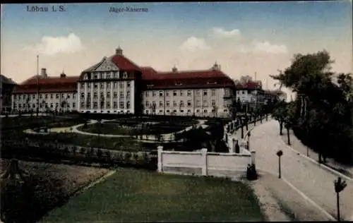 Ak Löbau in Sachsen, Jäger-Kaserne, Gebäude, Park, Straße