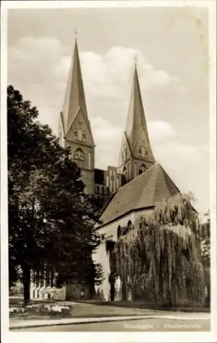 Ak Neuruppin in Brandenburg, Klosterkirche, zwei spitze Türme, Bäume, Himmel