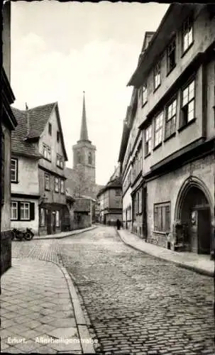 Ak Erfurt in Thüringen, Straßenansicht Allerheiligenstraße, Kirche, alte Häuser, Kopfsteinpflaste