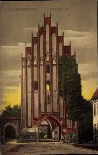 Ak Neubrandenburg in Mecklenburg, Stargarder Tor,  Architektur, rot geklinkert, Bäume, Straße