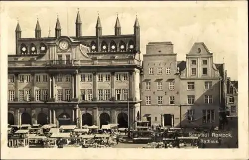 Ak Hansestadt Rostock, Rathaus von  Stadtszenario, Marktstände