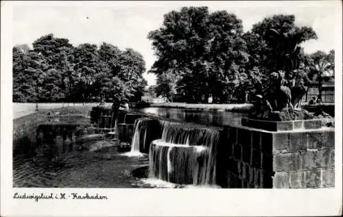 Ak Ludwigslust in Mecklenburg, Kaskaden, Wasserfälle, Grünanlagen,  Architektur