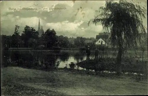 Ak Burg bei Magdeburg, Schwarz-Weiß-Bild, Teich, Baum, zwei Personen