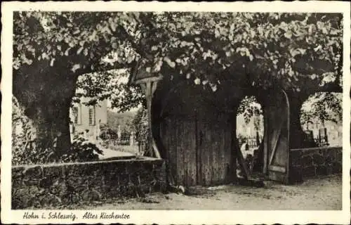 Ak Hohn in Schleswig Holstein, Altes Kirchentor, alte Steinmauern, Bäume,  Architektur