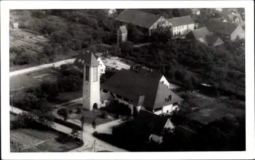Ak Hessisch Oldendorf an der Weser, Blick auf die katholische Pfarrkirche, Umgebung mit Gebäuden 