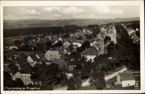Ak Scheibenberg im Erzgebirge, Luftaufnahme, Stadtansicht, viele Häuser, Kirchturm, Bäume, Erzgeb