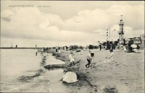 Ak Ostseebad Warnemünde Rostock, Am Strand, Leuchtturm, Menschen am Strand,  Szene